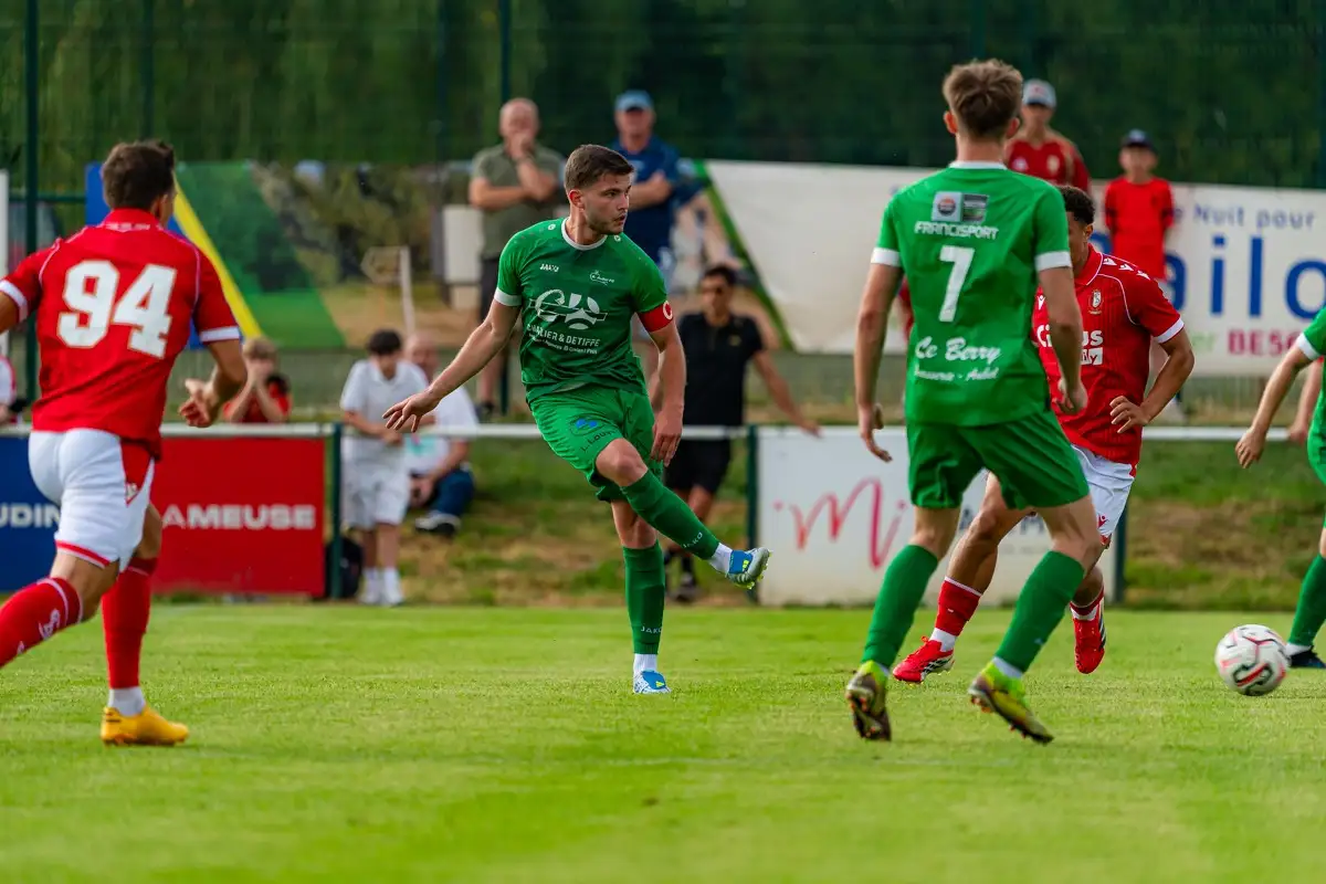Le capitaine d'Aubel, brassard au bras, face au Standard de Liège