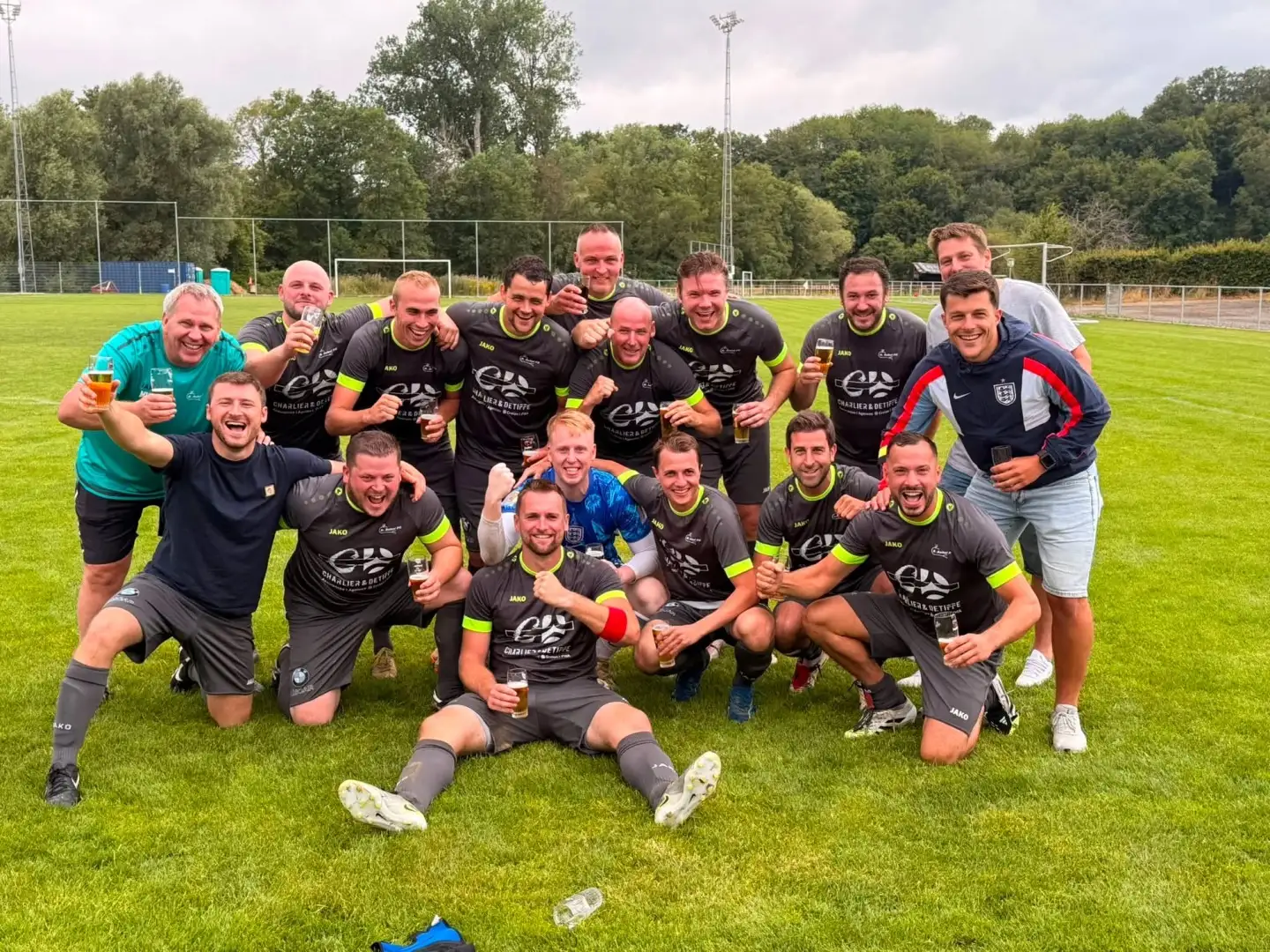 Équipe de l'Union Aubeloise B posant ensemble sur le terrain après sa première victoire en coupe de Province.